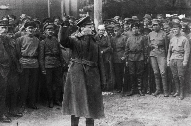 Лев Троцкий выступает перед солдатами РККА