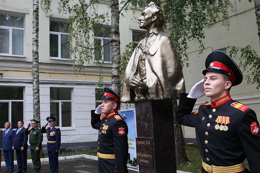 Российские солдаты и бюст Суворова
