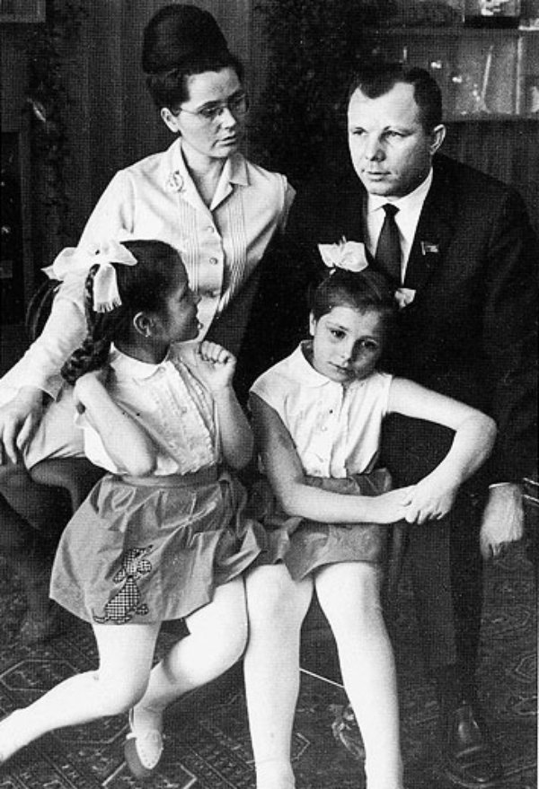 Юрий Гагарин с женой и дочерьми