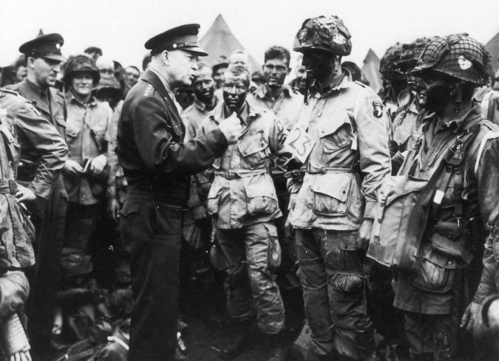 Генерал Эйзенхауэр дает наставления солдатам перед отправкой в Нормандии