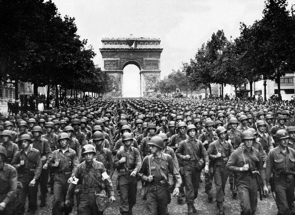 Американские и французские войска маршируют в Париже