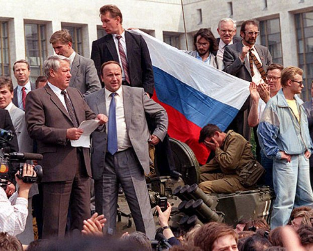 Борис Ельцин произносит речь стоя на танке перед Белым домом в Москве