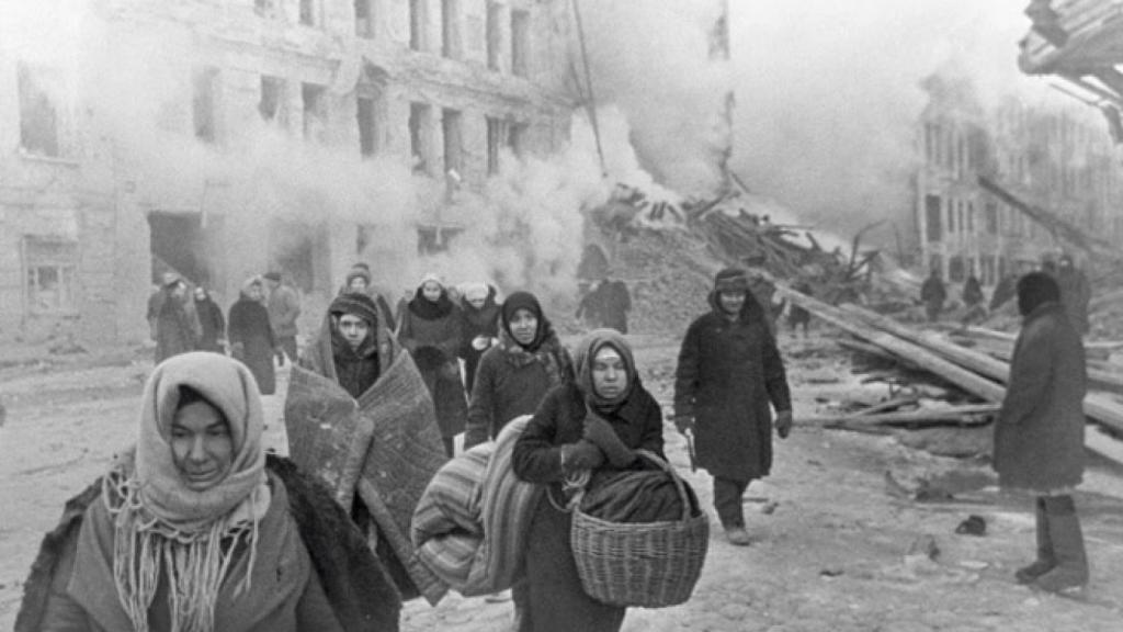 Жители Ленинграда после бомбежки