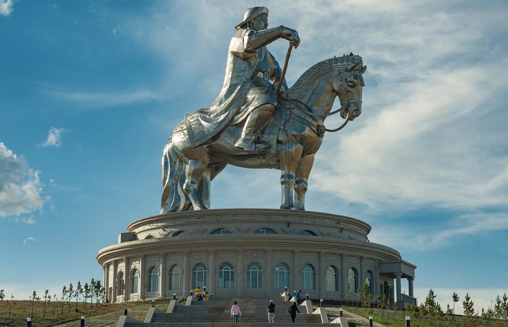 памятник Чингисхану в Монголии