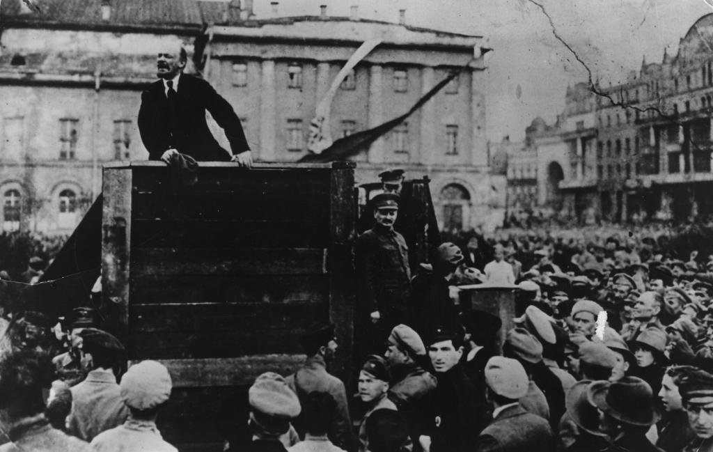 В.И. Ленин выступает с трибуны