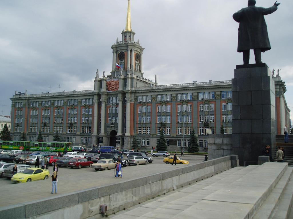 Площадь 1905 года, здание городской администрации
