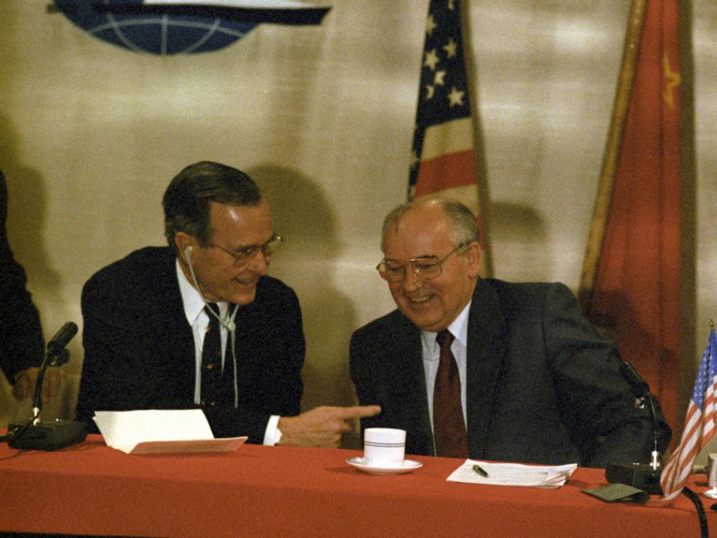 Горбачев и Буш подписывают соглашение
