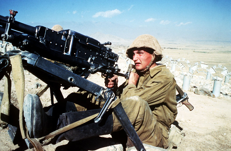 Советский солдат на огневой подготовке. Кабул (1987)