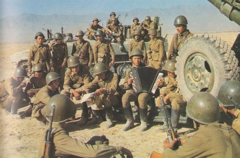 Солдаты на привале (1980)