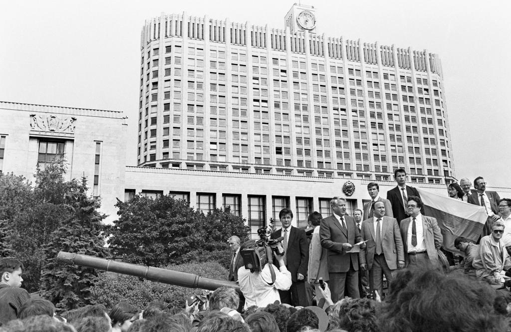 Ельцин на митинге перед домом Правительства