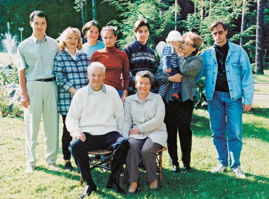 Б. Ельцин с семьей