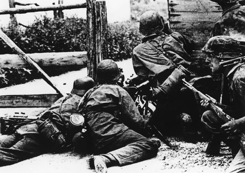 Немецкие солдаты в уличных боях